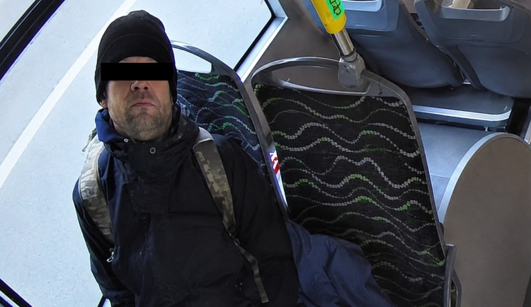Predátor ve vlakovém kupé drsně obtěžoval ženu. Policie pátrá po muži ze záběrů kamer