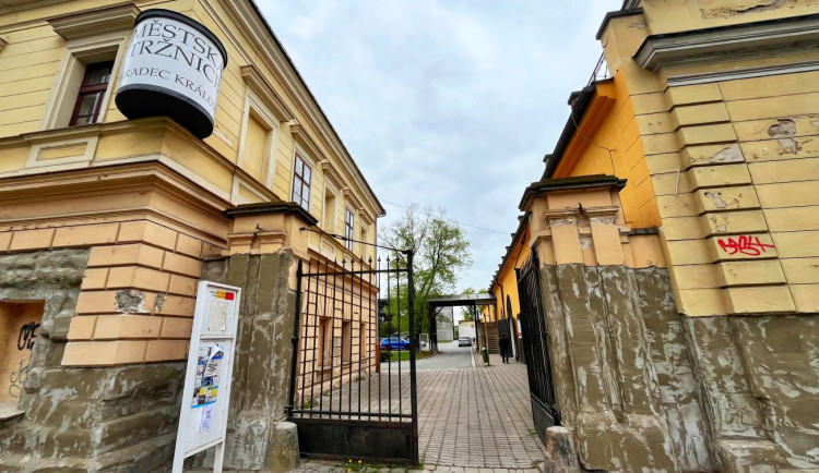 Z hradeckých Gayerových kasáren zmizela část zdiva, důvodem je vlkhost