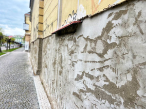 Z hradeckých Gayerových kasáren zmizela část zdiva, důvodem je vlkhost