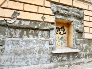 Z hradeckých Gayerových kasáren zmizela část zdiva, důvodem je vlkhost