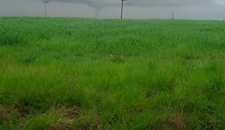 FOTO: Na Jičínsku se objevilo první letošní tornádo. Bylo slabé, ale viditelné