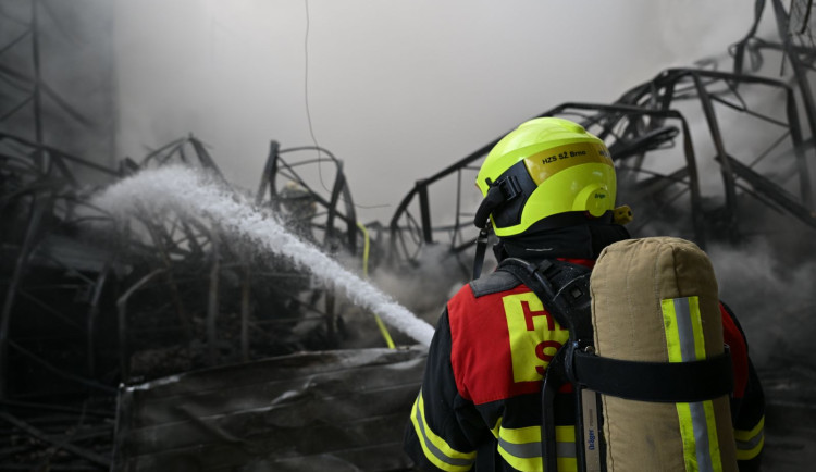 Hoří sklad plastů v brněnských Přízřenicích. V okolí nevětrejte, apelují hasiči