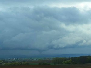 FOTO: Na Jičínsku se objevilo první letošní tornádo. Bylo slabé, ale viditelné