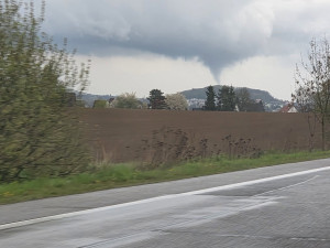 FOTO: Na Jičínsku se objevilo první letošní tornádo. Bylo slabé, ale viditelné