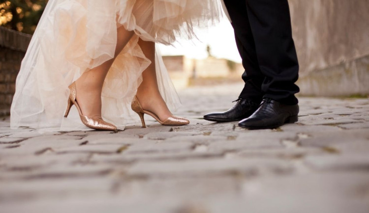 Kolik dnes stojí svatba a kde ušetřit? V kurzu jsou stále statky a stodoly