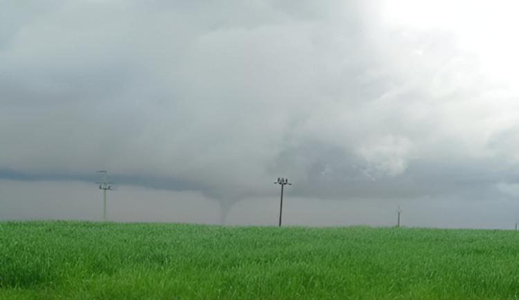 FOTO: Na Jičínsku se objevilo první letošní tornádo. Bylo slabé, ale viditelné