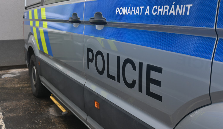 Muž se dostal do provozovny, vzal peníze a bundu, snědl čokoládu a usnul