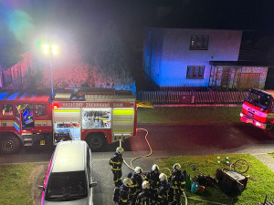 V Hronově hořel rodinný dům. Hasiči ze sklepa vynesli i plynovou lahev