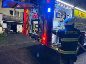 V Hronově hořel rodinný dům. Hasiči ze sklepa vynesli i plynovou lahev