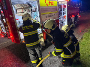 V Hronově hořel rodinný dům. Hasiči ze sklepa vynesli i plynovou lahev