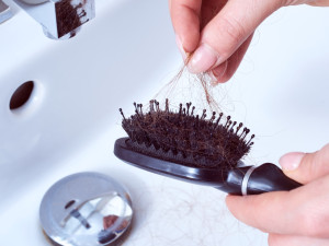 Padání vlasů může signalizovat i různé zdravotní problémy.