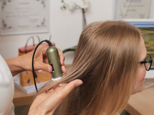 Tricholog se zaměřuje nejen na viditelné projevy, ale hledá hlubší příčiny problému.
