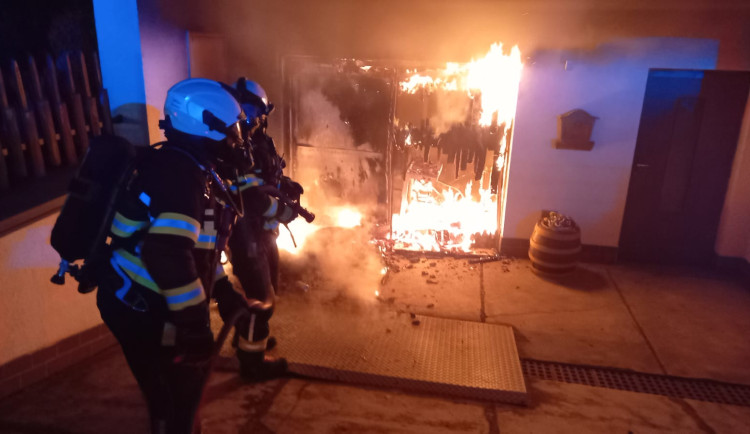 Dnes v noci, krátce před třetí hodinou ranní, vyjížděli hasiči k požáru rodinného domu v Hronově.