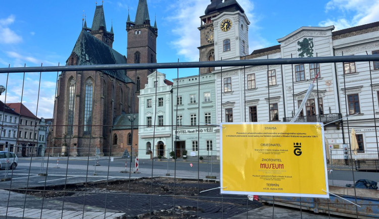 Na hradeckém Velkém náměstí je kvůli archeologům omezené parkování