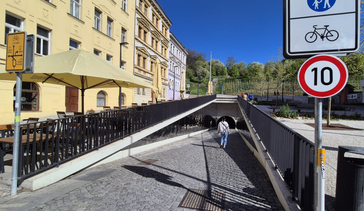 Bezpečnější Žižkovský tunel. Cyklistům v něm po stížnostech a nehodě omezili rychlost