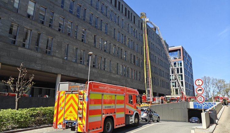 Na Rohanském nábřeží hořela střecha kancelářské budovy, evakuovalo se 500 lidí