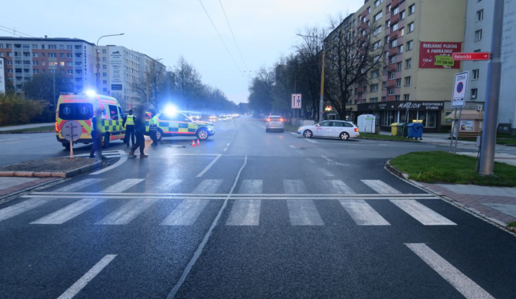 Vážná nehoda v Opavě. Řidič na přechodu srazil chodce, ten utrpěl zranění hlavy