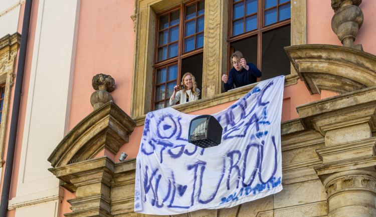 VIDEO, FOTO: Studenti v Olomouci bránili média. Zachránili i televizi vyhozenou z okna