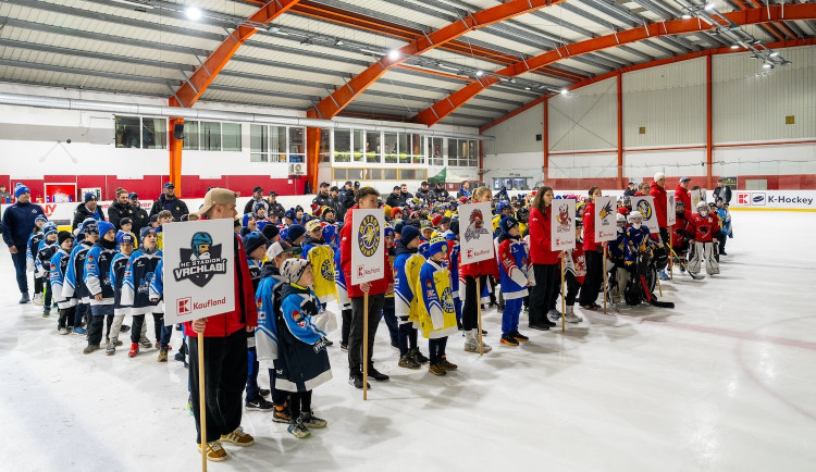 Radost ze hry pro stovky mladých hokejistů. Turnaje završily projekt Puky pomáhají