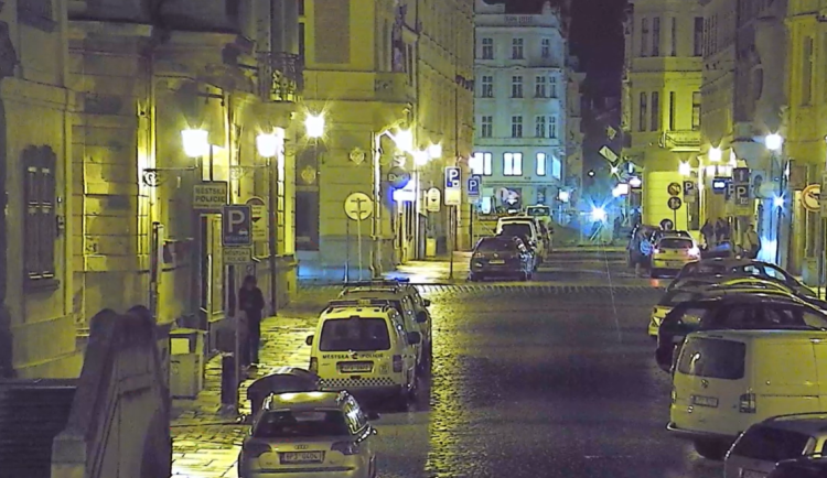 Neuvěřitelná troufalost mladíků přímo před policejní služebnou, natočila je kamera