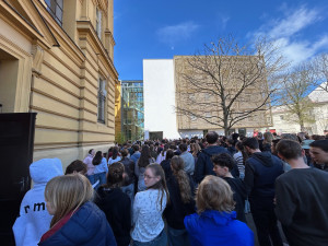 Boj o veřejnoprávní média. V Hradci protestovalo přes 200 studentů