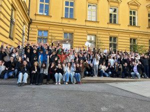 Boj o veřejnoprávní média. V Hradci protestovalo přes 200 studentů