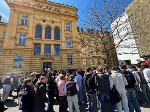 Boj o veřejnoprávní média. V Hradci protestovalo přes 200 studentů