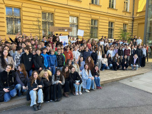 Boj o veřejnoprávní média. V Hradci protestovalo přes 200 studentů
