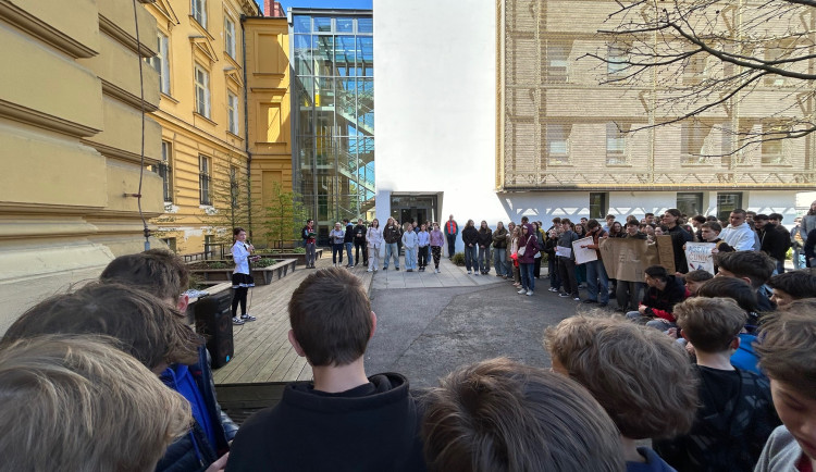 Dvě stovky studentů v Hradci podpořily veřejnoprávní média