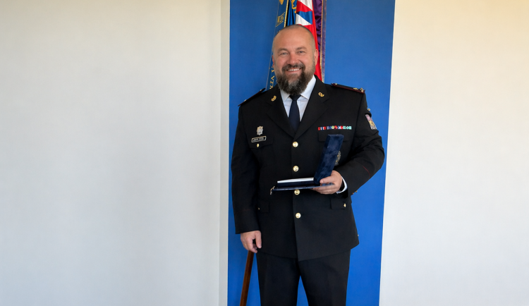 Drama na mostě v Plzni. Policista v civilu zachránil lidský život