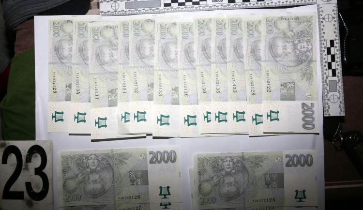 Pachatele však vyrušil majitel, přesto se jim podařilo z místa uprchnout i s téměř 300 tisíci korunami. Zároveň způsobili škodu na majetku.