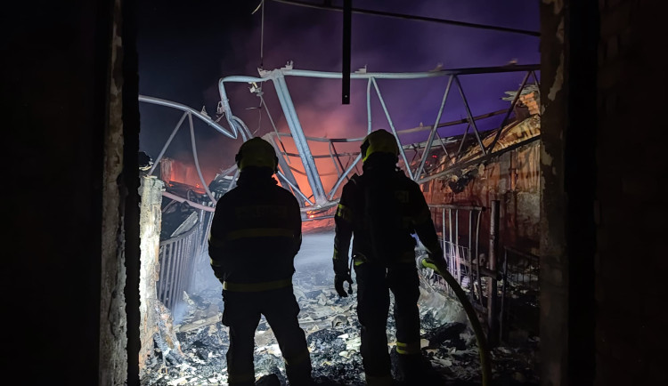 Na Opavsku hořel kravín. Majitel se nadýchal zplodin, několik zvířat uhynulo