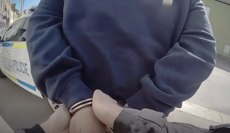 VIDEO: Řidič sedl za volat i přes zákaz, nezastavila ho ani namířená zbraň strážníka