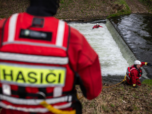 U jezu jde o vteřiny, krajští hasiči trénují záchranu před létem
