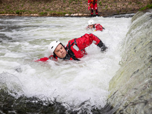 U jezu jde o vteřiny, krajští hasiči trénují záchranu před létem