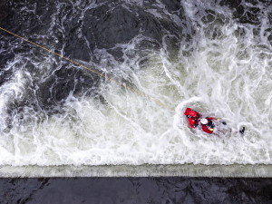 U jezu jde o vteřiny, krajští hasiči trénují záchranu před létem