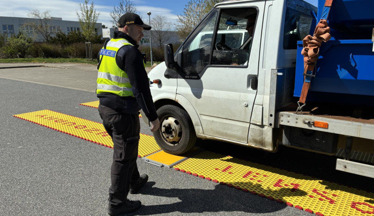 Alarmující čísla. Ze sedmi kontrolovaných náklaďáků v Turnově bylo pět přetížených