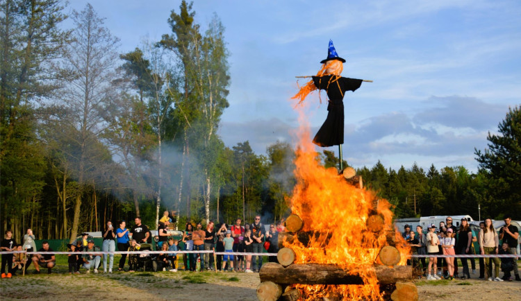 Oheň, masky a buřty. Hradec Králové pálí čarodějnice na více místech