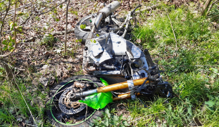 Mladý motorkář bojuje o život po střetu s dodávkou