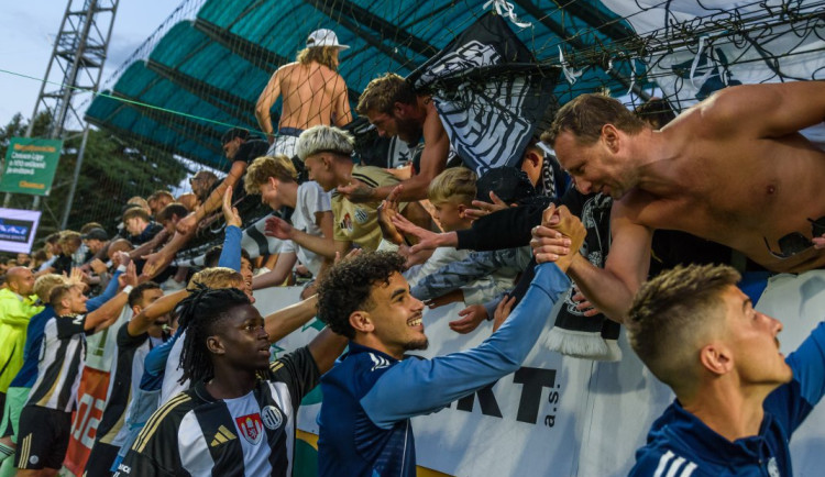 Střelák: Krize fanoušky Dynama spojila. Speciál s Janem Štěrbákem