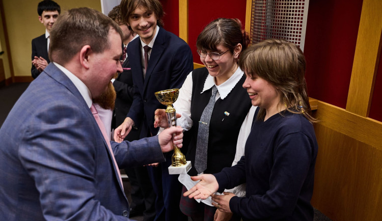 Hradec má debatní mistry. Studenti z Biskupského gymnázia vyhráli republiku