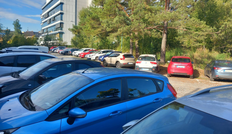 Modré zóny? Počet aut na Vysočině se za poslední čtvrtstoletí skoro zdvojnásobil