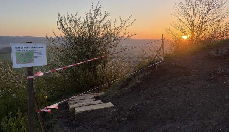 Stavbaři vyrazili na Zebín. Nové schodiště zabrání ničení přírodní památky
