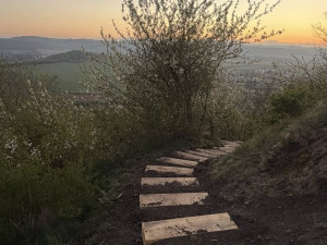 Stavbaři vyrazili na Zebín. Nové schodiště zabrání ničení přírodní památky