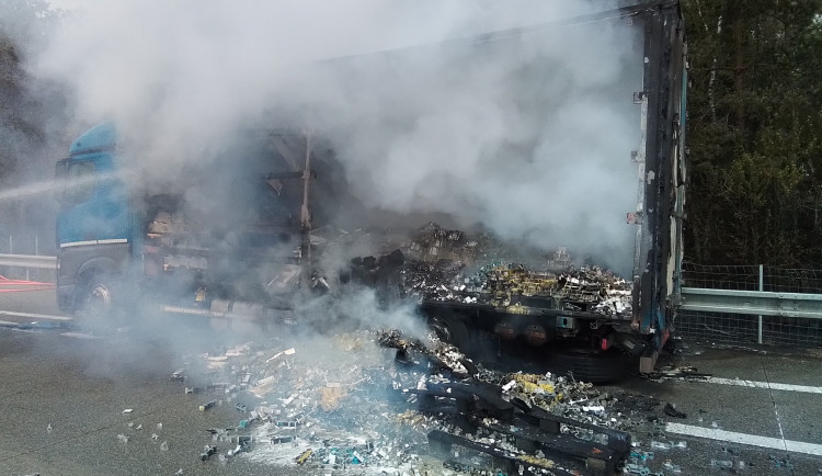 FOTO: Kritické pondělí na dálnici. Ráno tam havaroval kamion, nyní jiný u Jihlavy hoří