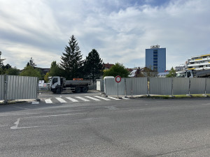 FOTO: Výstavba nového parkovacího domu začala. Hotovo bude příští rok