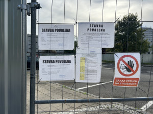 FOTO: Výstavba nového parkovacího domu začala. Hotovo bude příští rok