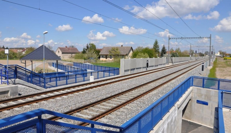 Hradec pracuje na rychlejší železnici, řidiče a cestující to ale zanedlouho přibrzdí