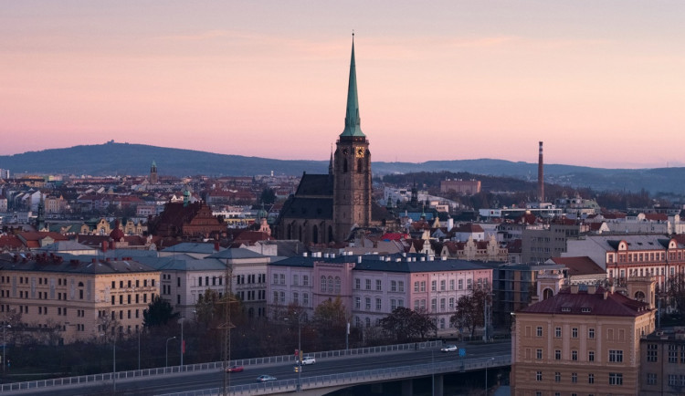 Obyvatel měst na území Plzeňského kraje loni mírně ubylo o 424 na 410 756