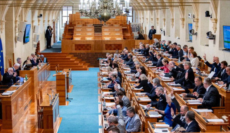 Opět to nevyšlo: Senát nepodpořil ústavní právo na život bez digitálu